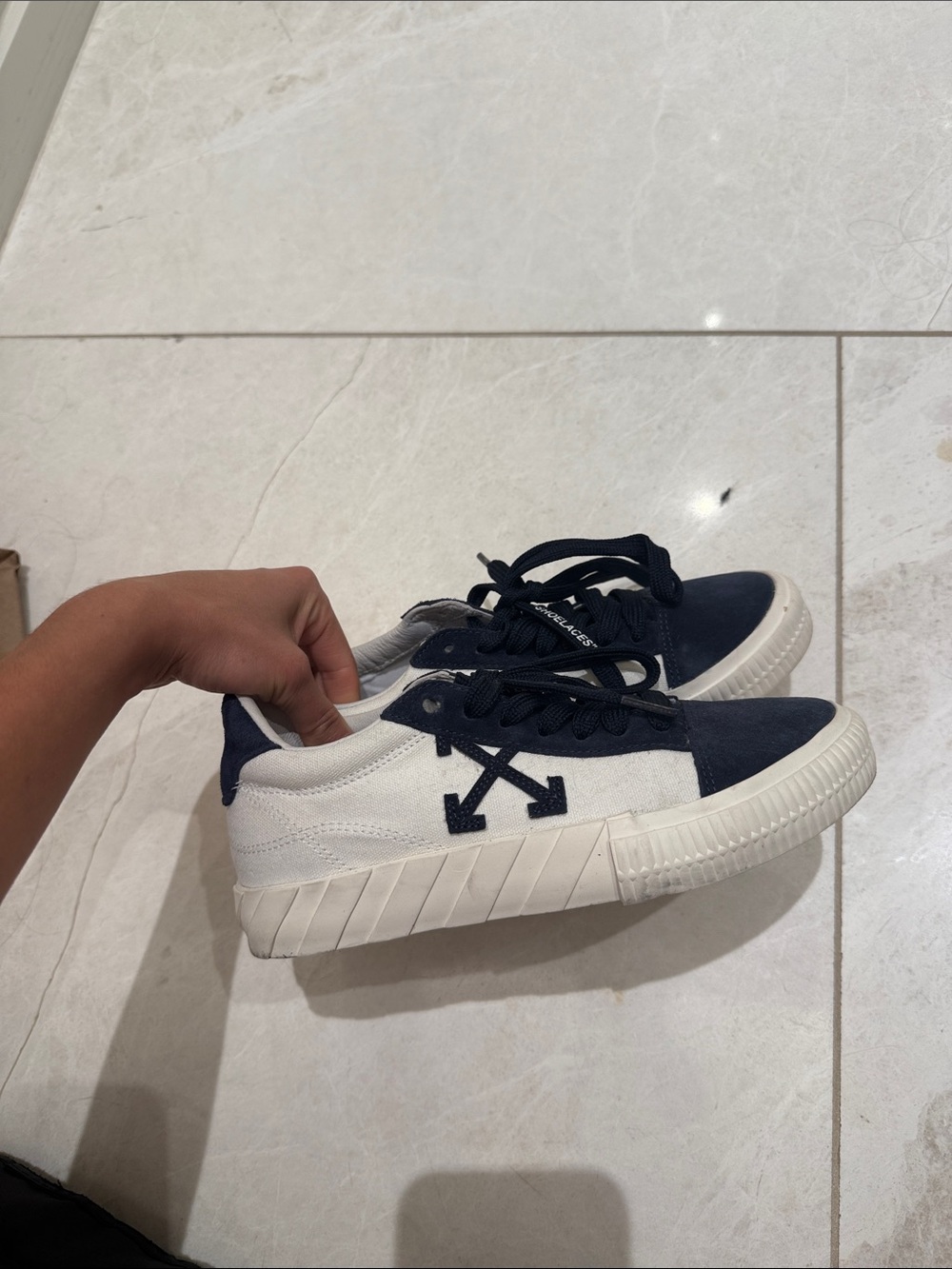 Off-White White and Navy Low-Top Sneakers